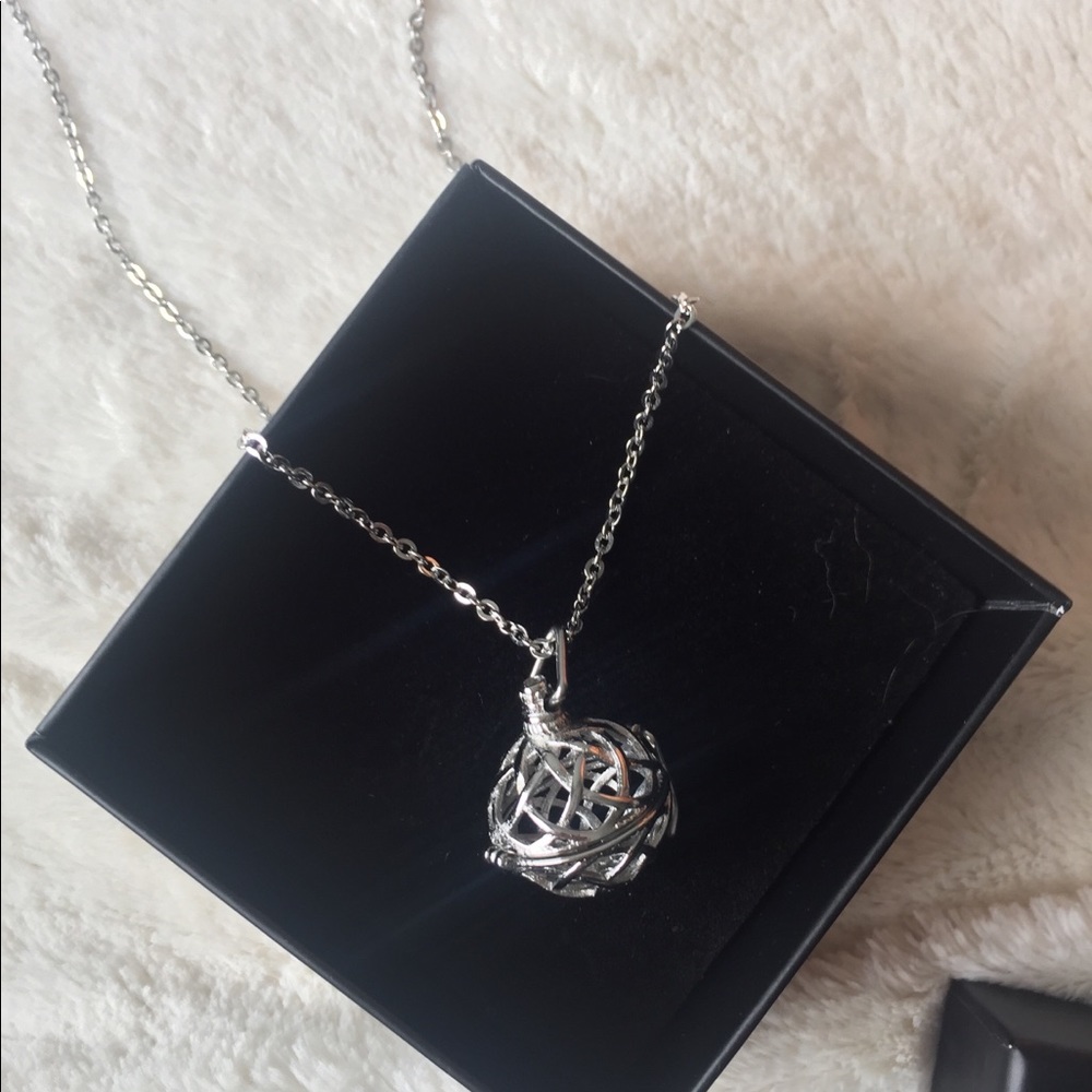Valyria silver colored diffuser necklace